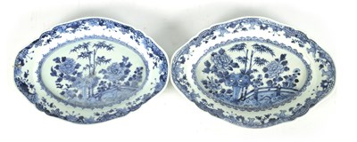 Lot 165 - A PAIR OF 18TH CENTURY CHINESE BLUE AND WHITE SHAPED OVAL DISHES