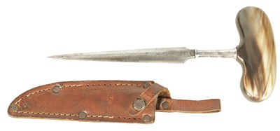 Lot 381 - A LATE 19TH CENTURY PUSH DAGGER WITH SHAPED HORN HANDLE