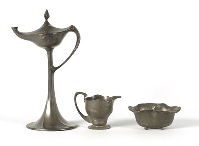 Lot 533 - AN ARTS AND CRAFTS PEWTER LAMP STAMPED KAYSERZINN NO. 4499 TOGETHER WITH AN ART NOUVEAU PEWTER JUG AND BOWL STAMPED ORIVIT