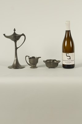 Lot 533 - AN ARTS AND CRAFTS PEWTER LAMP STAMPED KAYSERZINN NO. 4499 TOGETHER WITH AN ART NOUVEAU PEWTER JUG AND BOWL STAMPED ORIVIT