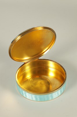 Lot 288 - AN EARLY 20TH CENTURY LARGE CONTINENTAL SILVER GILT AND GUILLOCHE ENAMEL PILL BOX