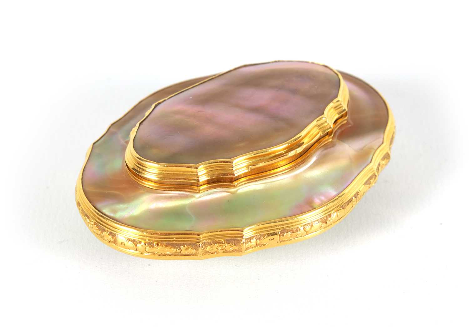 Lot 302 - A 19TH CENTURY CONTINENTAL 18CT GOLD MOUNTED ABALONE SHELL SNUFF BOX