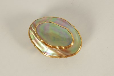 Lot 302 - A 19TH CENTURY CONTINENTAL 18CT GOLD MOUNTED ABALONE SHELL SNUFF BOX