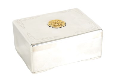 Lot 112 - A JAPANESE MEIJI PERIOD IMPERIAL SOLID SILVER PRESENTATION BOX