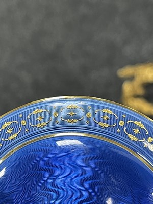 Lot 253 - A RARE EARLY 19TH CENTURY DAVID ANDERSEN SILVER GILT AND GUILLOCHE ENAMEL ROUND TABLE BOX