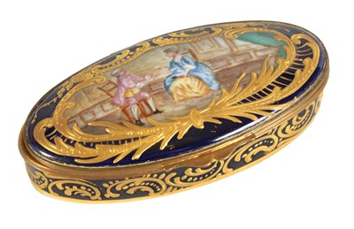 Lot 32 - AN 18TH CENTURY SEVRES STYLE PORCELAIN ECLIPSE SHAPED BOX