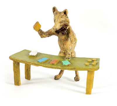 Lot 627 - FRANZ BERGMAN, AN EARLY 20TH CENTURY AUSTRIAN COLD PAINTED BRONZE OF A FOX PLAYING CARDS