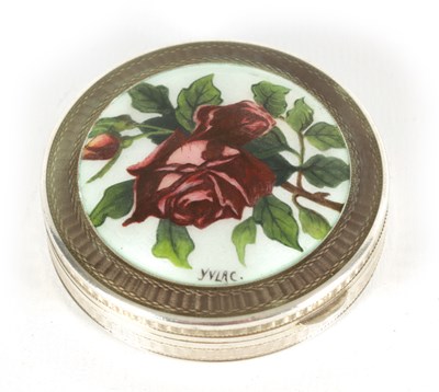 Lot 271 - AN EARLY 20TH CENTURY FRENCH SILVER AND ENAMEL PILL BOX