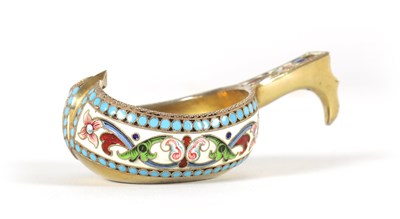 Lot 369 - AN EARLY 20TH CENTURY RUSSIAN SILVER GILT AND CLOISONNE ENAMEL KOVSH