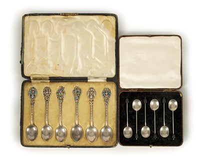 Lot 350 - A CASED SET OF EDWARD VII SILVER AND ENAMELLED TEASPOONS
