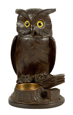 Lot 577 - AN EARLY 20TH CENTURY BLACK FOREST CARVED WOOD BIRD SCULPTURE OF AN OWL