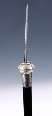 Lot 317 - AN EARLY 20TH CENTURY SILVER HANDLED EBONY...