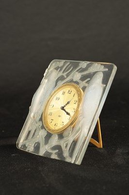 Lot 24 - A FRENCH RENE LALIQUE ‘INSEPARABLES’ OPALESCENT MOULDED GLASS STRUT CLOCK MODEL NO. 760