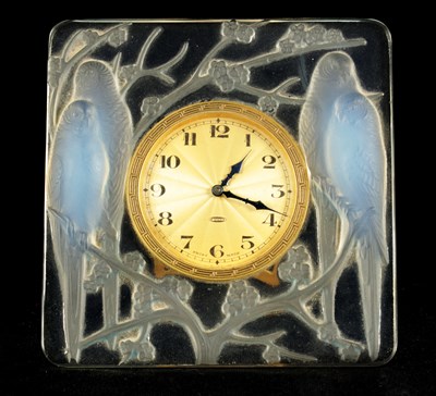 Lot 24 - A FRENCH RENE LALIQUE ‘INSEPARABLES’ OPALESCENT MOULDED GLASS STRUT CLOCK MODEL NO. 760