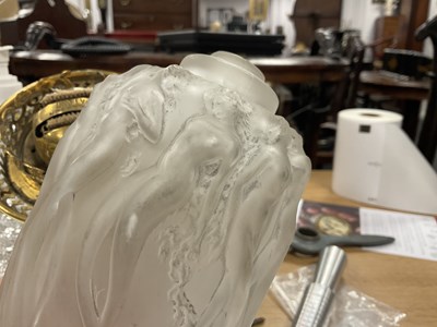 Lot 10 - A RENE LALIQUE OPALESCENT 'SIRENES' BRULE PARFUMS FROSTED PERFUME BURNER