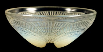 Lot 27 - A FRENCH RENE LALIQUE OPALESCENT GLASS 'COQUILLES' BOWL