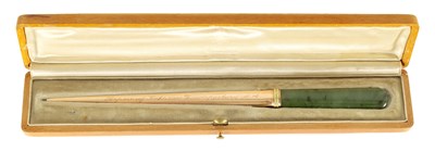 Lot 425 - A LATE 19TH CENTURY CASED FABERGE 14CT GOLD AND NEPHRITE PAPERKNIFE, WORKMASTER ERIK KOLLIN (1836 - 1901)