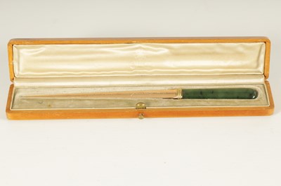 Lot 425 - A LATE 19TH CENTURY CASED FABERGE 14CT GOLD AND NEPHRITE PAPERKNIFE, WORKMASTER ERIK KOLLIN (1836 - 1901)