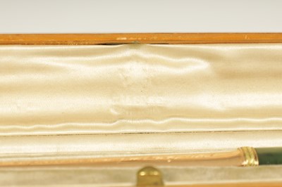 Lot 425 - A LATE 19TH CENTURY CASED FABERGE 14CT GOLD AND NEPHRITE PAPERKNIFE, WORKMASTER ERIK KOLLIN (1836 - 1901)