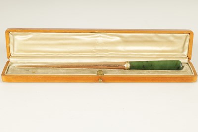 Lot 425 - A LATE 19TH CENTURY CASED FABERGE 14CT GOLD AND NEPHRITE PAPERKNIFE, WORKMASTER ERIK KOLLIN (1836 - 1901)