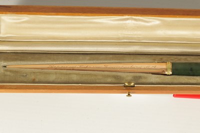 Lot 425 - A LATE 19TH CENTURY CASED FABERGE 14CT GOLD AND NEPHRITE PAPERKNIFE, WORKMASTER ERIK KOLLIN (1836 - 1901)