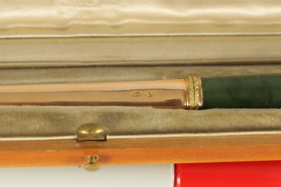 Lot 425 - A LATE 19TH CENTURY CASED FABERGE 14CT GOLD AND NEPHRITE PAPERKNIFE, WORKMASTER ERIK KOLLIN (1836 - 1901)