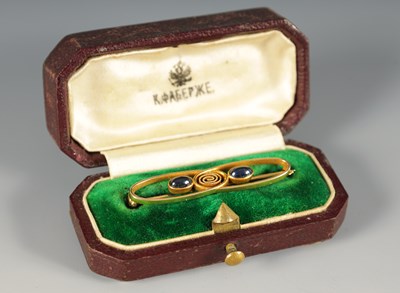 Lot 247 - A LATE 19TH CENTURY FABERGE 14CT GOLD AND SAPPHIRE BAR BROOCH IN ORIGINAL BOX