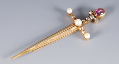 Lot 400 - A LATE 19TH CENTURY FABERGE 14CT GOLD, RUBY, DIAMOND AND PEARL BOOKMARK, WORKMASTER AUGUST HOLLMING (1854 - 1913)