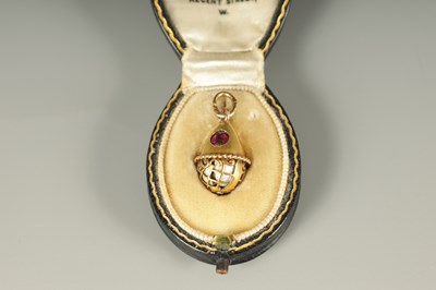 Lot 280 - A LATE 19TH CENTURY FABERGE 14CT GOLD ENAMEL AND RUBY PENDANT EGG, WORKMASTER HENRIK WIGSTROM