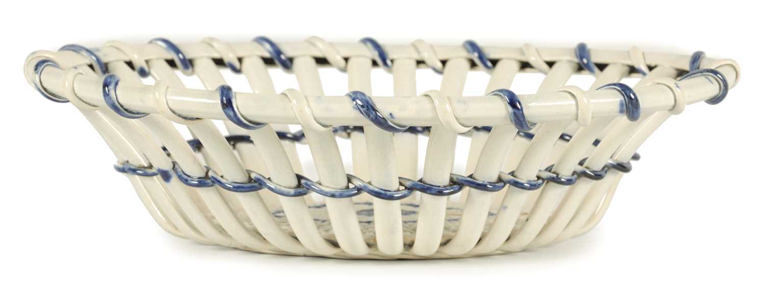 Lot 80 - AN 18TH CENTURY PEARLWARE BLUE AND WHITE OVAL LATTICEWORK BASKET