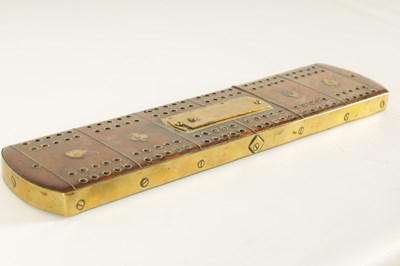 Lot 935 - A GOOD 18TH CENTURY WALNUT AND BRASS INSET CRIBBAGE BOARD