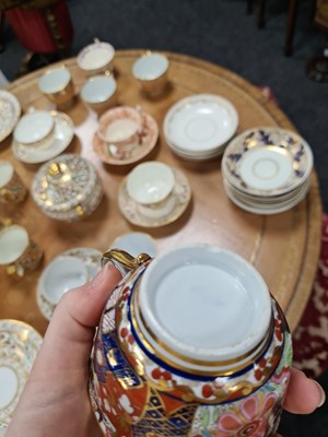 Lot 87 - A GROUPED COLLECTION OF VARIOUS LATE 18TH AND EARLY 19TH CENTURY DERBY CUPS, SAUCERS AND OTHER TABLEWARES
