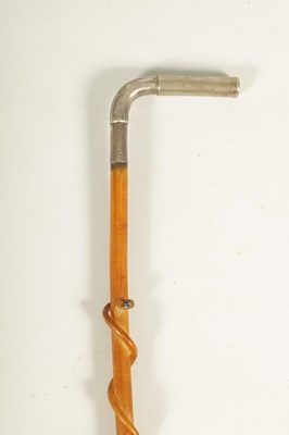 Lot 671 - AN EARLY 20TH CENTURY CONTINENTAL SILVER MOUNTED RHINOCEROS HORN STICK MODELLED AS A RIDING WHIP