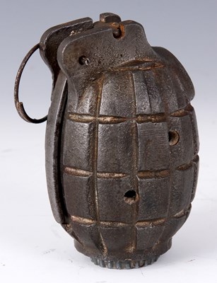 Lot 366 - A WW2 MILLS No.36M MK 1 HAND AND RIFLE GRENADE...