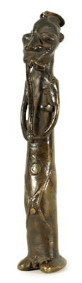 Lot 673 - AN UNUSUAL ANTIQUE AFICAN BRONZE BENIN STYLE STANDING FIGURE