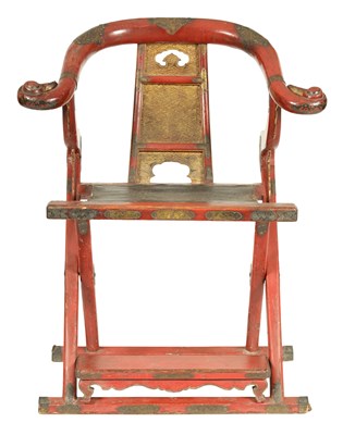 Lot 188 - AN 18TH/19TH CENTURY JAPANESE RED LACQUER WORK AND ENGRAVED BRASS MOUNTED HORSESHOE BACK FOLDING HUNTING CHAIR