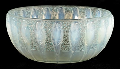 Lot 9 - A RENE LALIQUE OPALESCENT BLUE STAINED 'PERRUCHES' BOWL