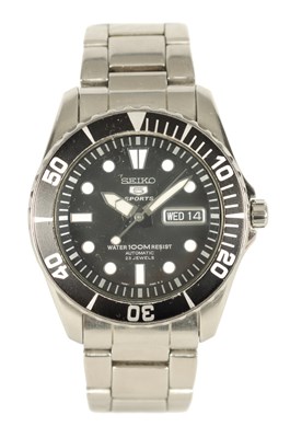 Lot 332 - A GENTLEMAN'S SEIKO 5 SPORTS AUTOMATIC STAINLESS STEEL WRISTWATCH