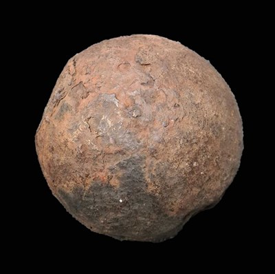 Lot 278 - A 17TH/18TH CENTURY IRON CANNONBALL