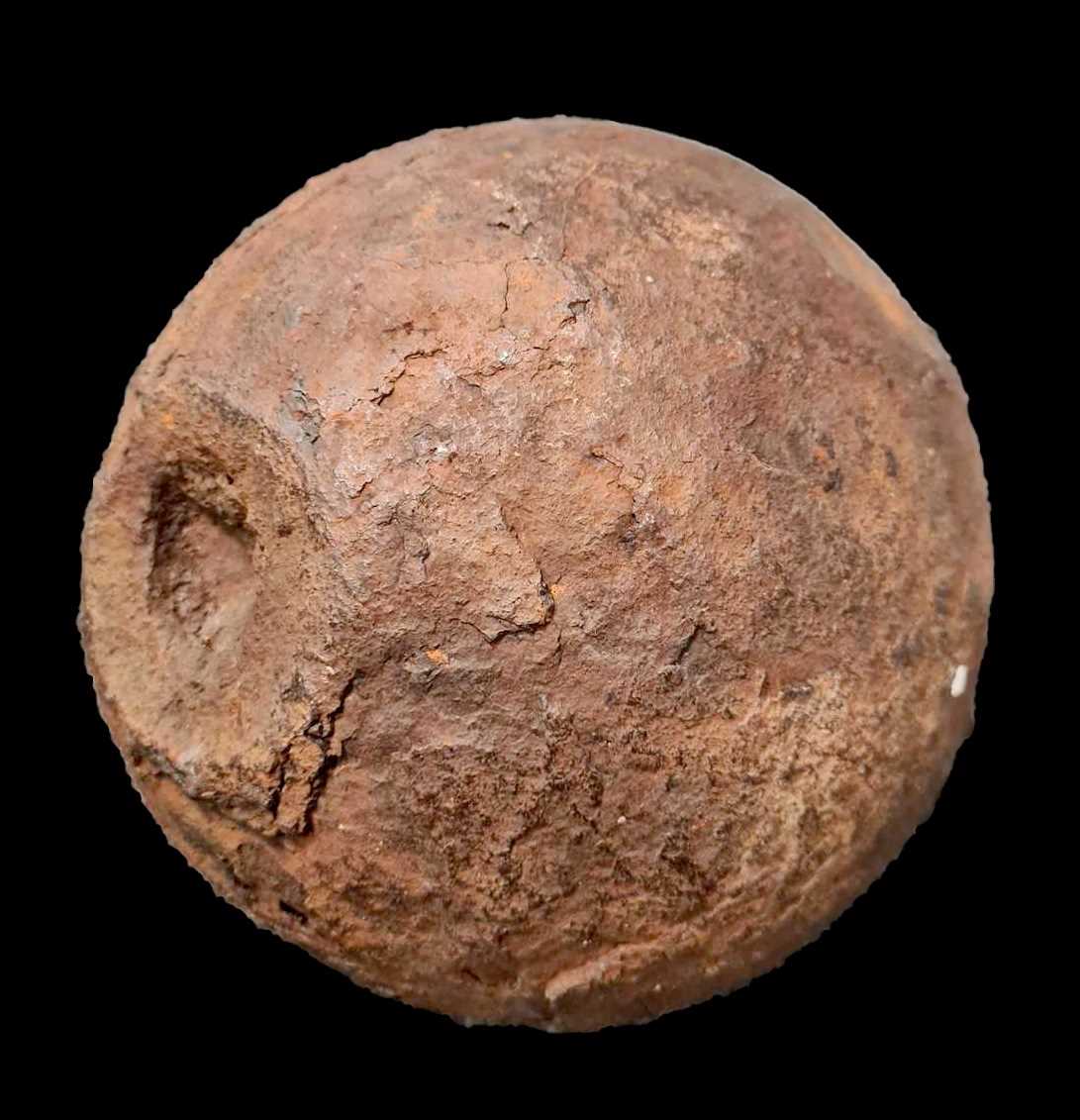 Lot 278 - A 17TH/18TH CENTURY IRON CANNONBALL