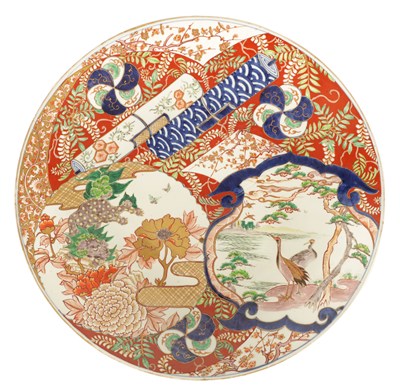 Lot 198 - A LARGE JAPANESE MEIJI PERIOD PORCELAIN IMARI CHARGER