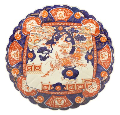 Lot 175 - A LARGE JAPANESE MEIJI PERIOD PORCELAIN IMARI CHARGER