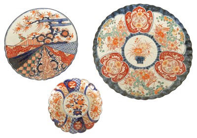 Lot 190 - A COLLECTION OF THREE JAPANESE IMARI CHARGERS