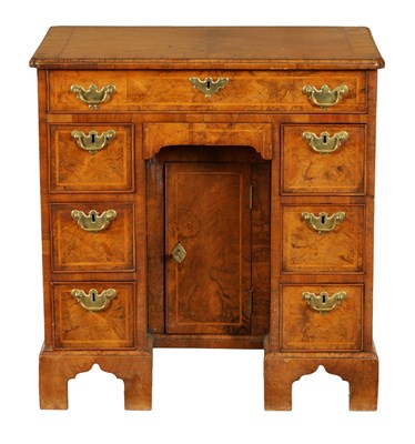 Lot 663 - A GOOD EARLY 18TH CENTURY FIGURED WALNUT KNEEHOLE DESK