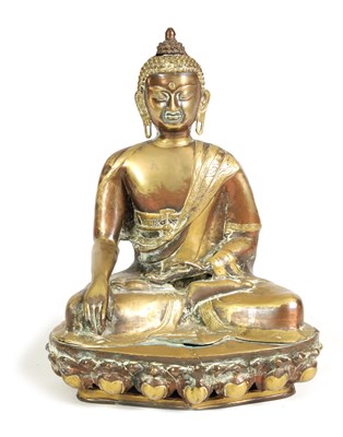 Lot 173 - AN 18TH/19TH CENTURY BRONZE TIBETAN BUDDHA