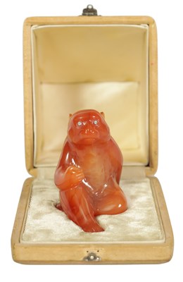 Lot 223 - A FINE FABERGE CARVED AND POLISHED AGATE SCULPTURE OF A SEATED MONKEY