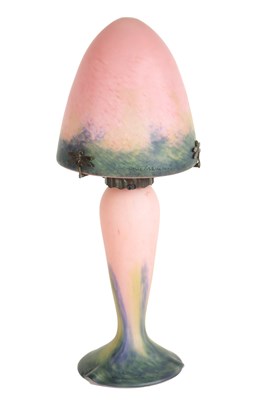 Lot 27 - A 20TH CENTURY ART NOUVEAU PINK, BLUE AND YELLOW MOTTLED GLASS LAMP IN THE LE VERRE FRANCAIS STYLE