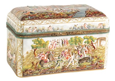 Lot 63 - A LARGE 19TH CENTURY ITALIAN CAPODIMONTE PORCELAIN CASKET