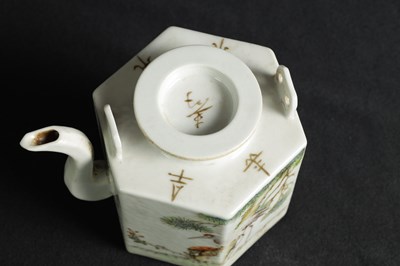 Lot 102 - AN 18TH/19TH CENTURY CHINESE HEXAGONAL TEAPOT WITH SIGNED EIGHT CHARACTER PANEL