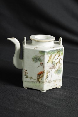 Lot 102 - AN 18TH/19TH CENTURY CHINESE HEXAGONAL TEAPOT WITH SIGNED EIGHT CHARACTER PANEL